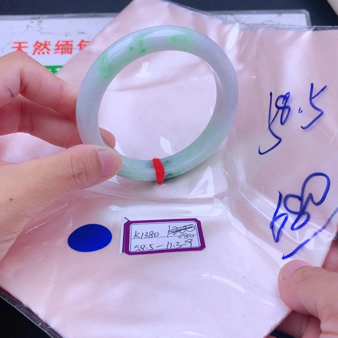 翡翠手镯未镶嵌翡翠