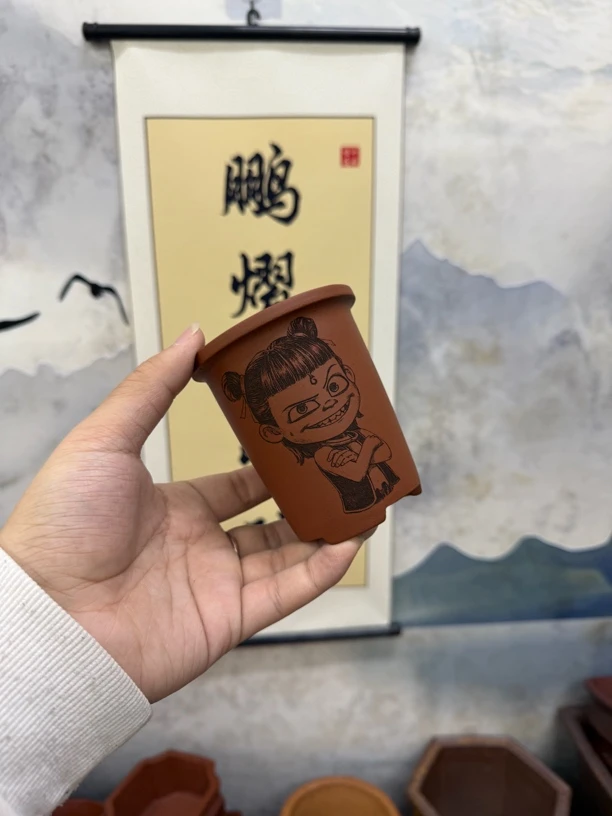 宜兴紫砂花盆圆形圆筒哪吒2刻画图金钱币底孔红泥泥料内经7x9cm