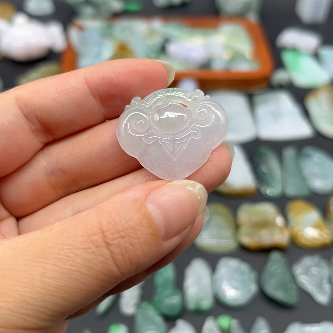 翡翠未镶嵌颈饰如意头