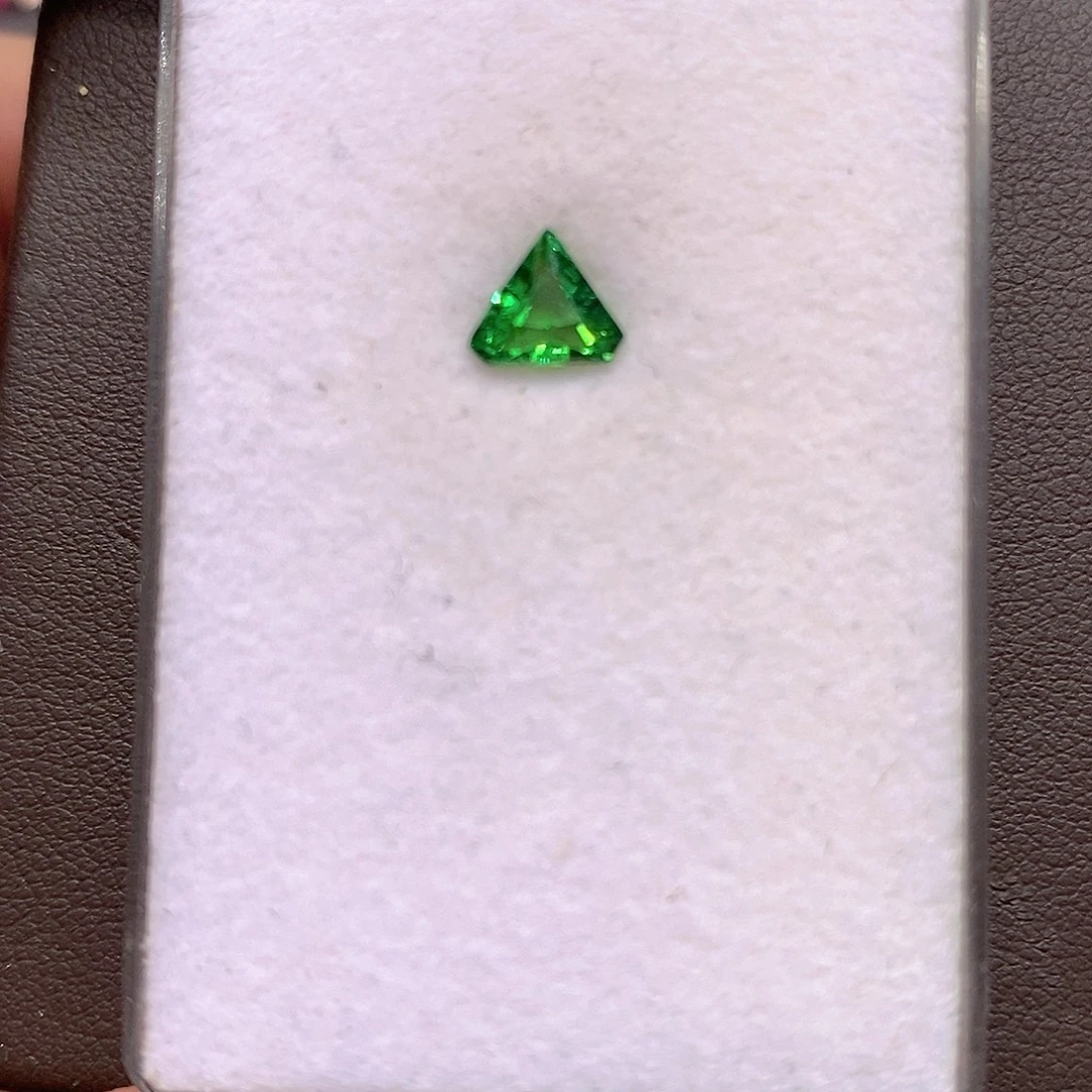 裸石未镶嵌石榴石（沙弗莱）