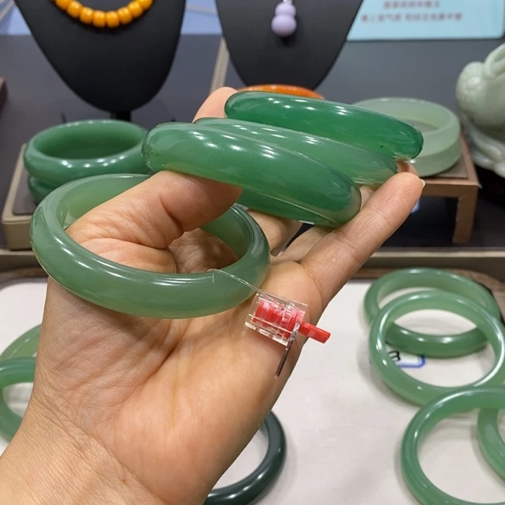 未镶嵌手镯石英岩玉微瑕疵