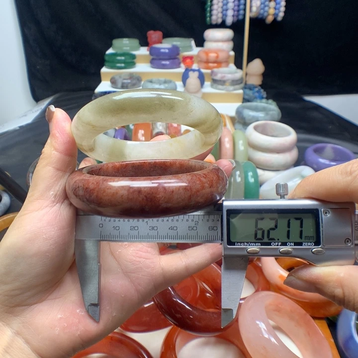 未镶嵌手镯石英质玉