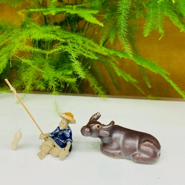 陶瓷组合高2.7厘米小鱼翁和寸半卧牛5.5厘米假山盆景造型