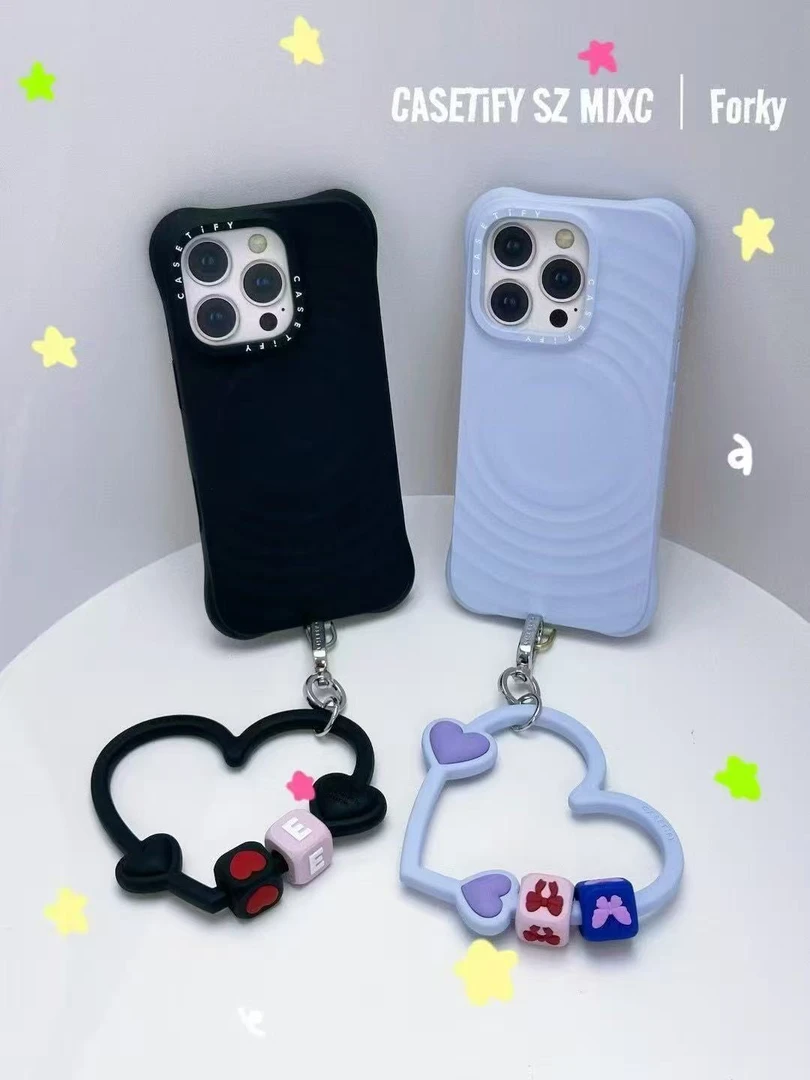 新款爱心腕带适用于iPhone全系列手机通用硅胶挂饰心形手环挂链