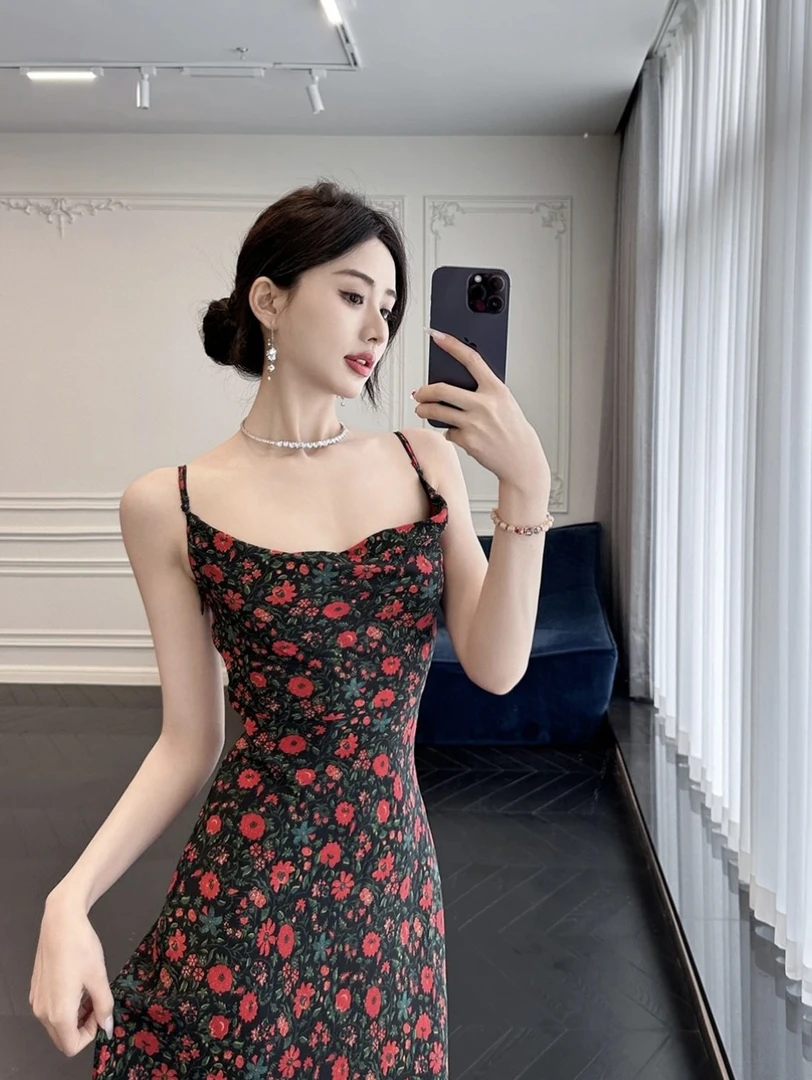 复古红碎花真丝吊带裙法式风情度假风修身显瘦