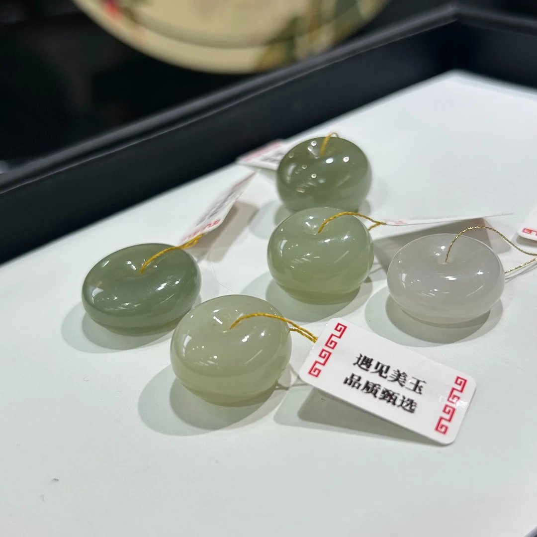 天然和田玉平安扣吊坠 多样性发一