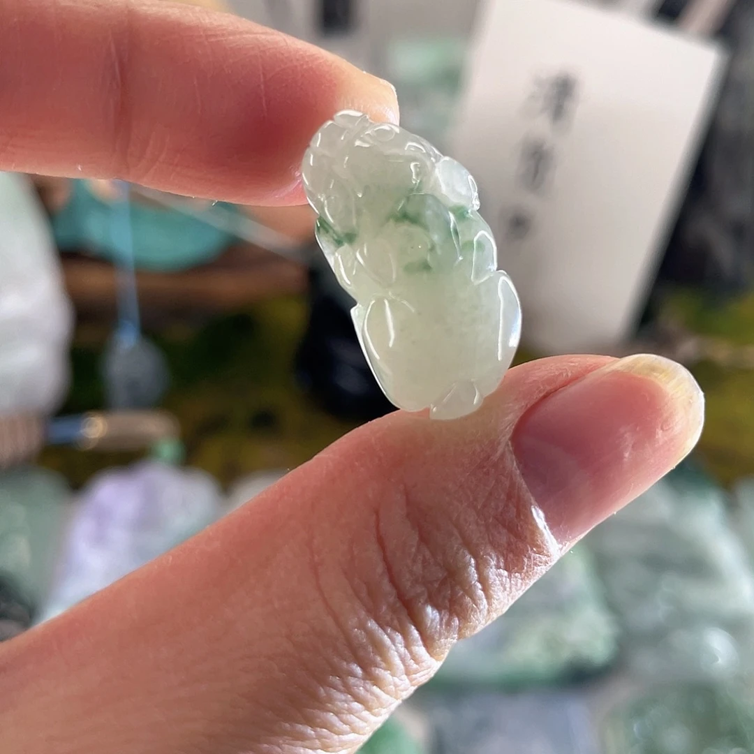 翡翠未镶嵌颈饰貔貅