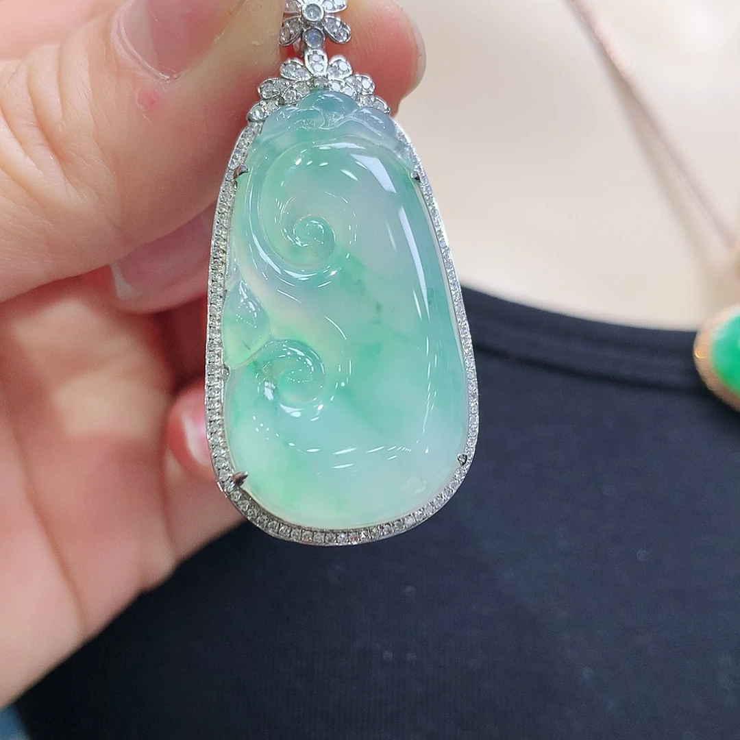 翡翠颈饰18K金镶嵌如意