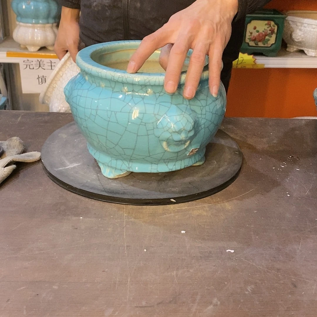 花盆花盆里放满鲜花