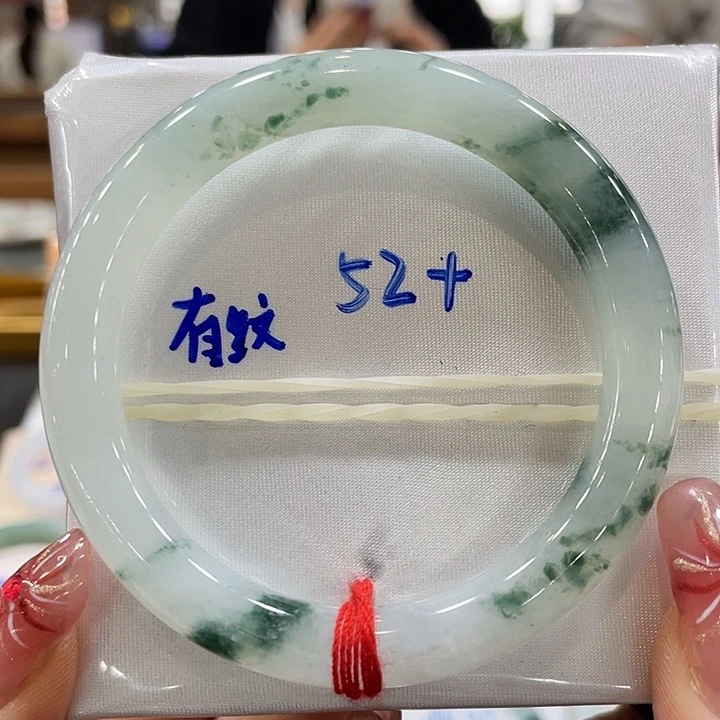 翡翠手镯未镶嵌翡翠手镯