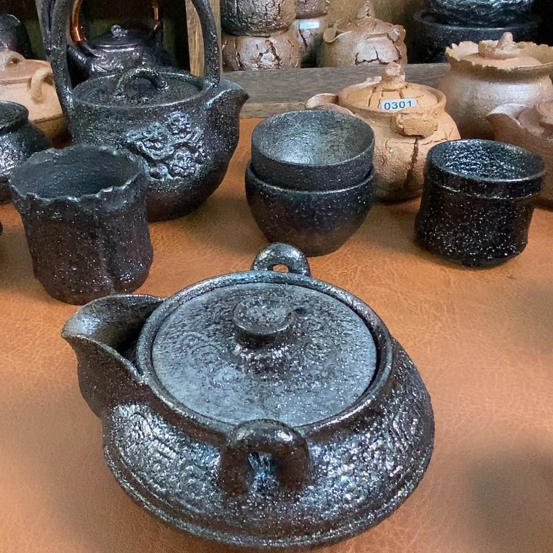 用***3大器黑砂回纹雕刻宝瓶