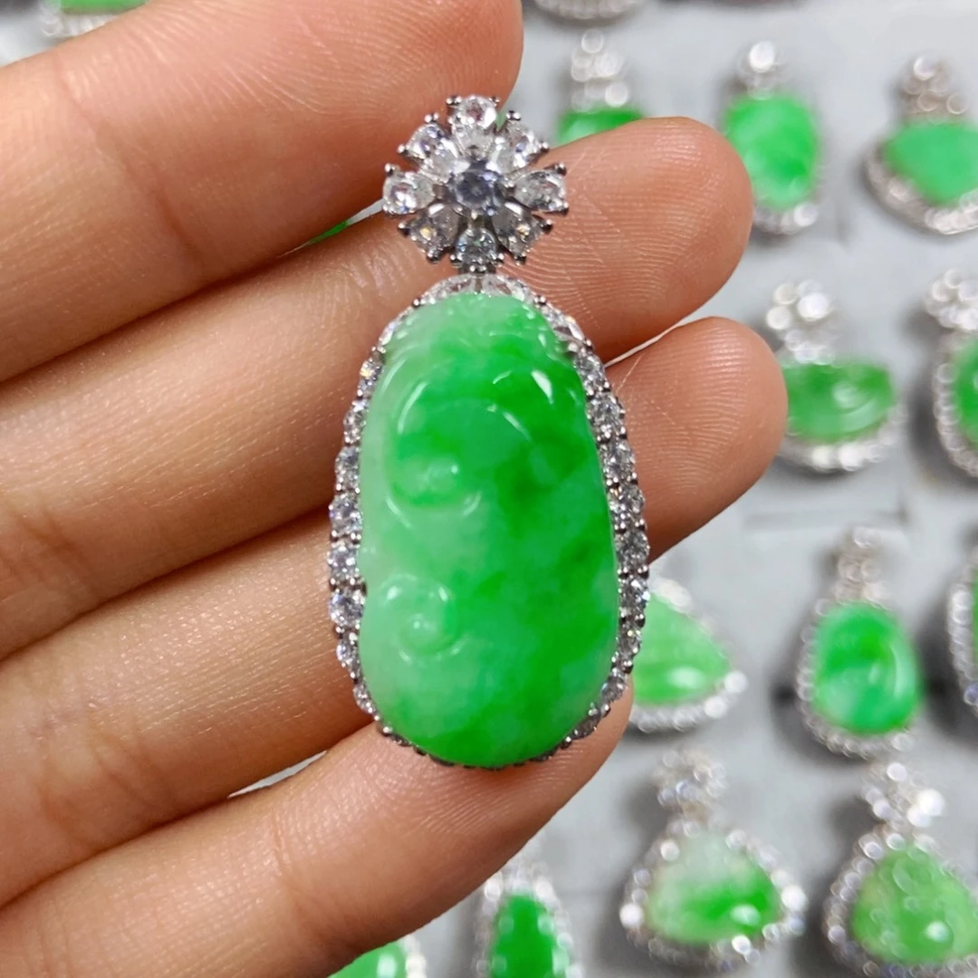 翡翠未镶嵌颈饰如意