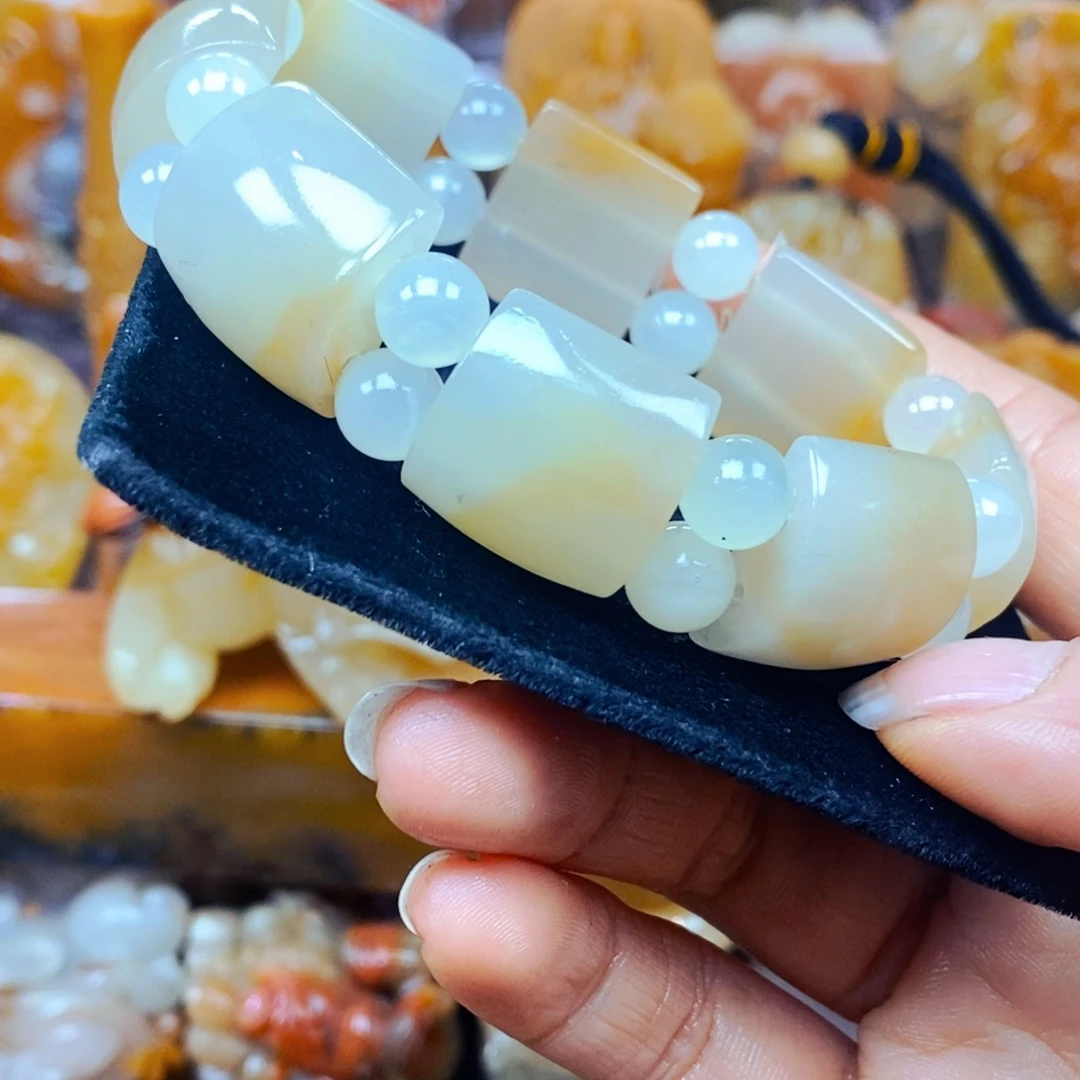 未镶嵌石英质玉（黄龙玉）颈饰