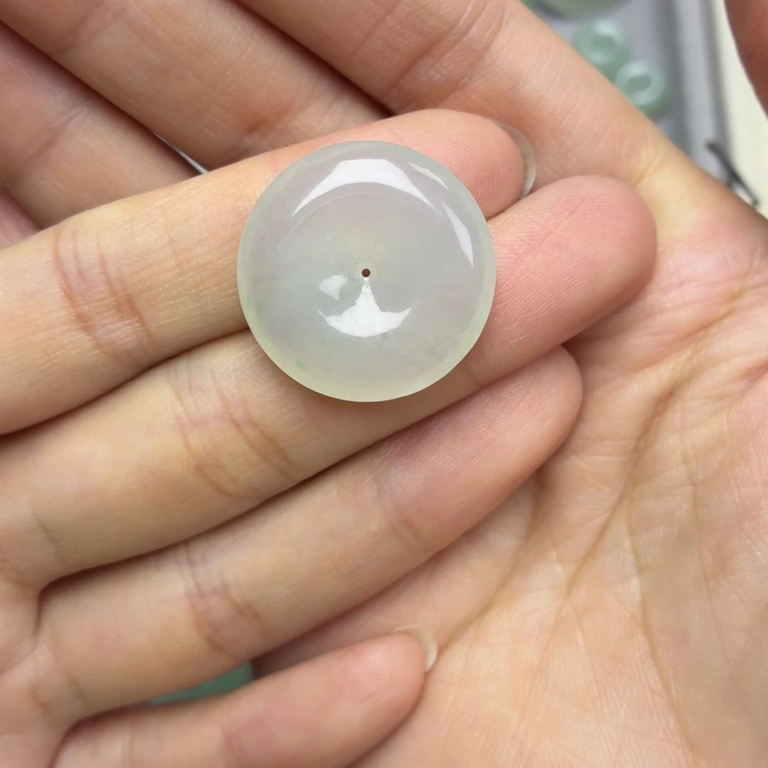 颈饰未镶嵌翡翠飘绿扣