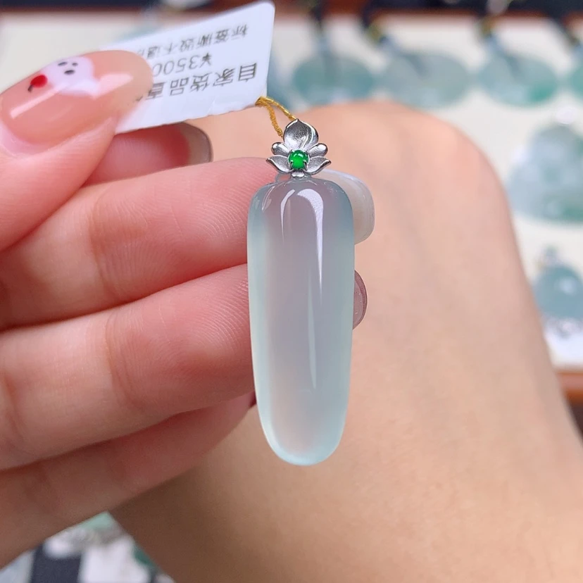 【闪购商品】翡翠18K金镶嵌颈饰瓜
