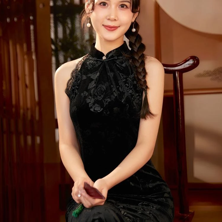 轻奢挂脖旗袍性感黑色显瘦年新款礼仪年轻款裙新中式改良礼服丝绒