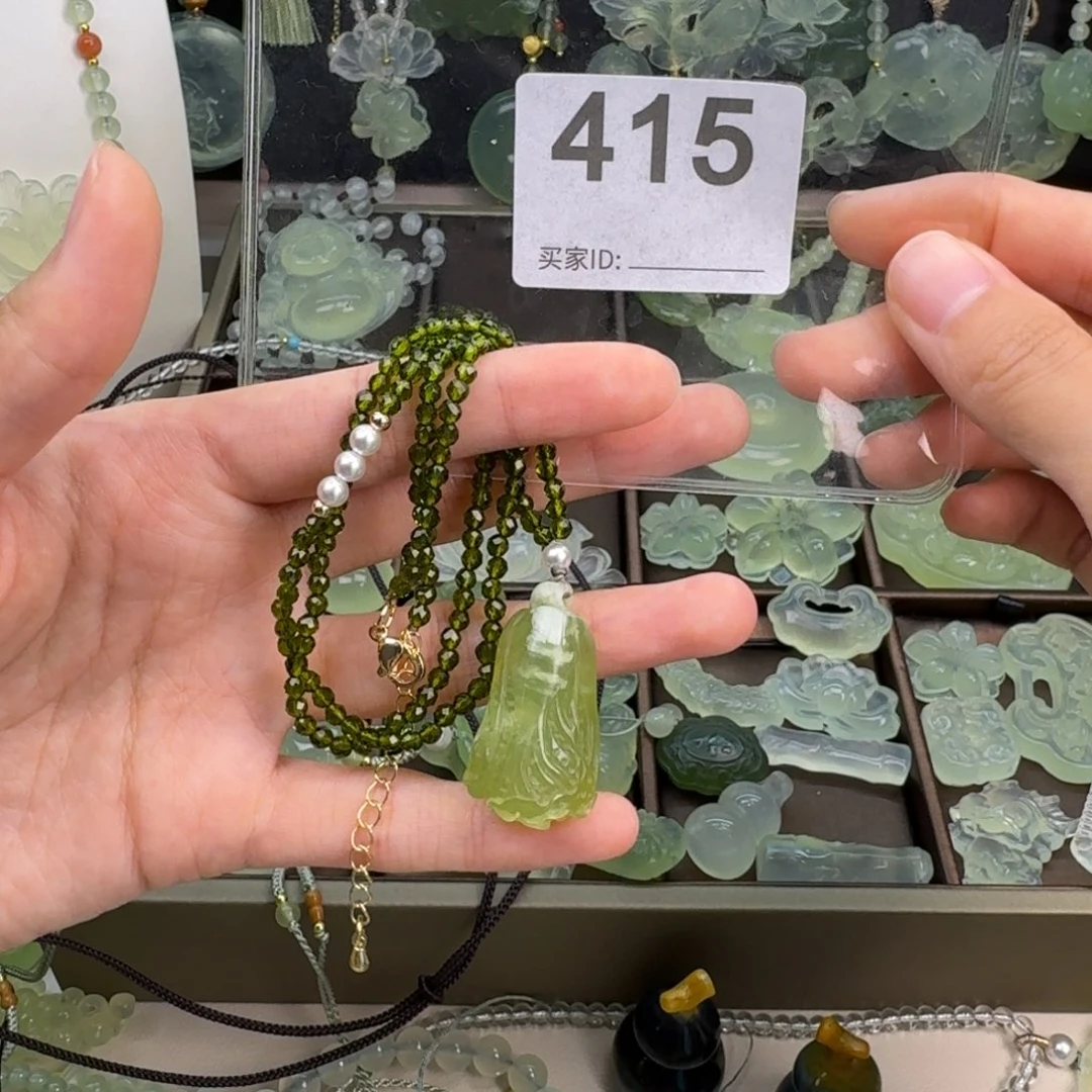 四***娘蛇纹石玉未镶嵌颈饰
