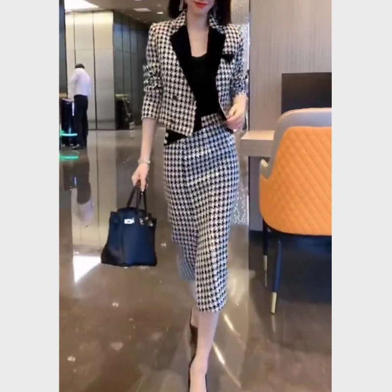 新款时尚西服格子外套包臀裙子减龄大码女装
