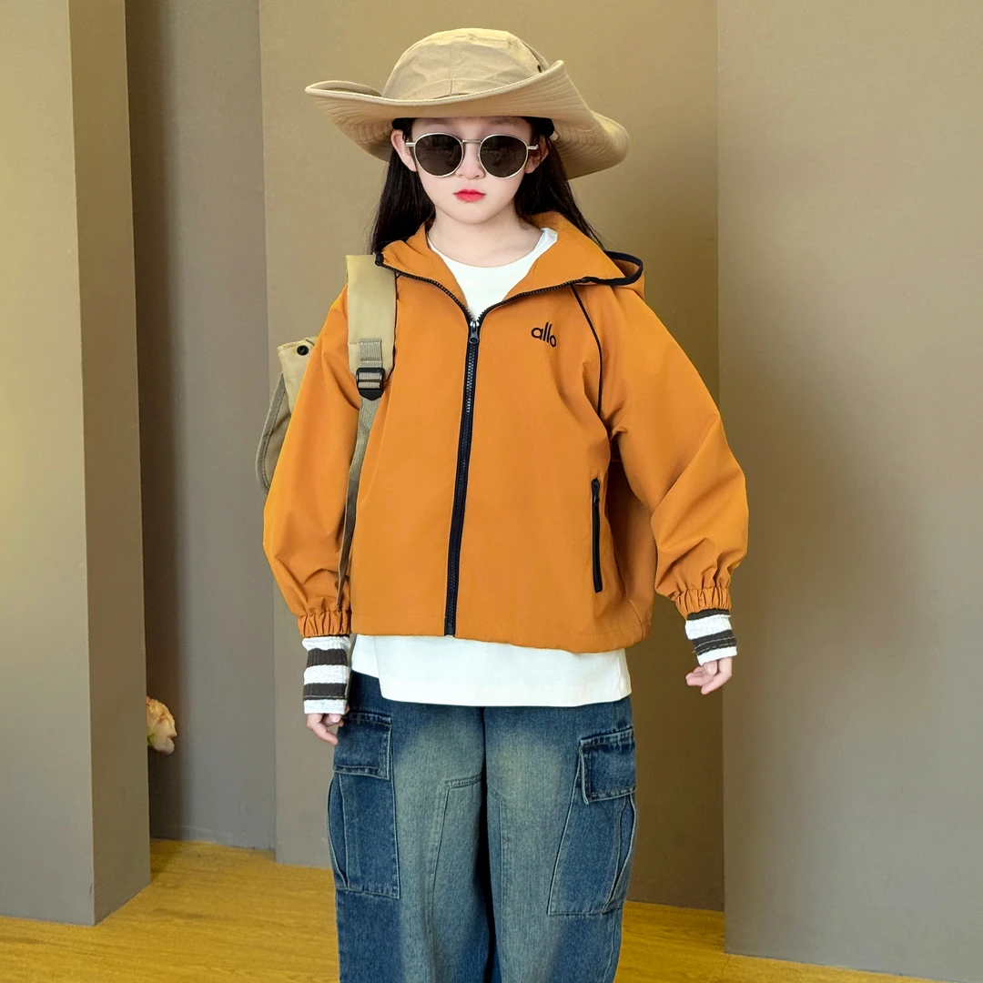 女童2025新款中大童韩版洋气春秋季休闲运动冲锋衣弯刀牛仔裤套装