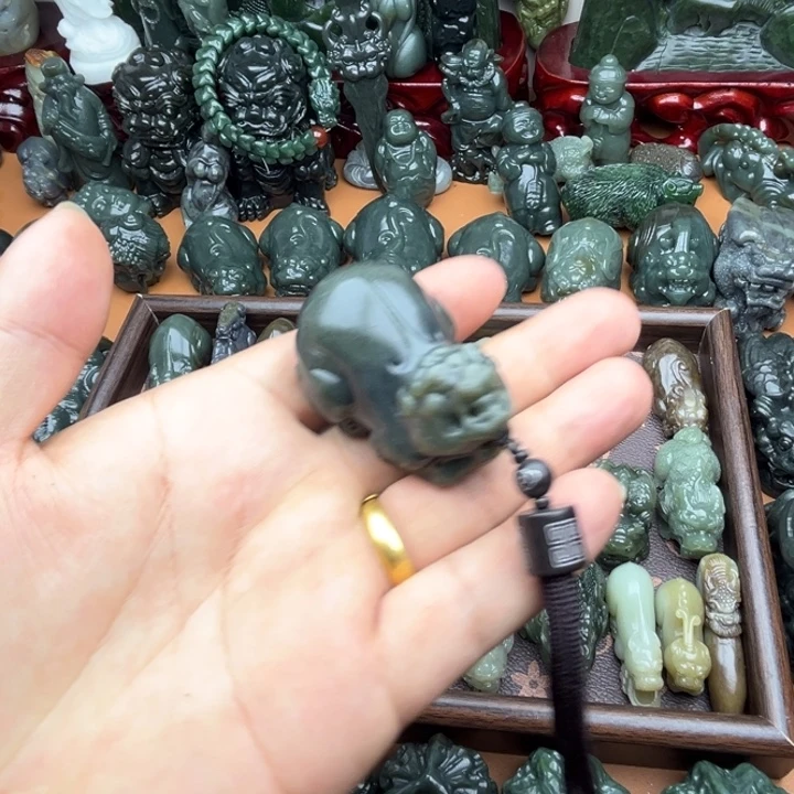 和田玉未镶嵌把件