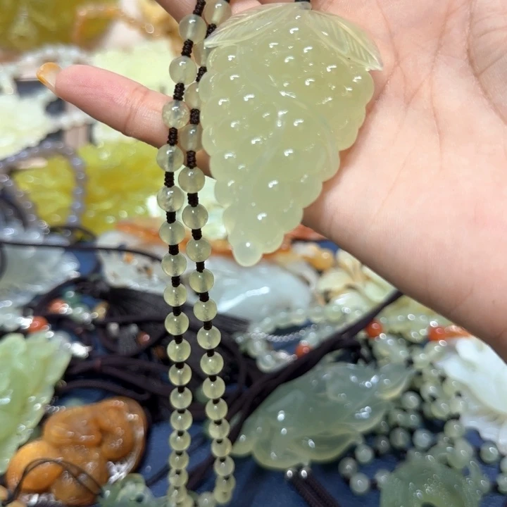 未镶嵌蛇纹石玉吊坠