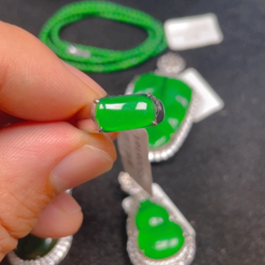 【闪购商品】颈饰银S925镶嵌翡翠戒指