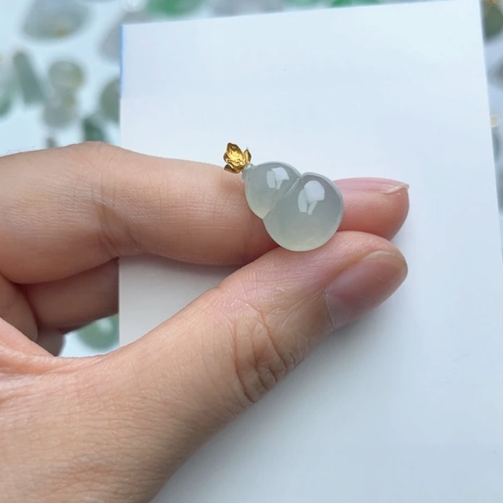 翡翠18K金镶嵌颈饰葫芦