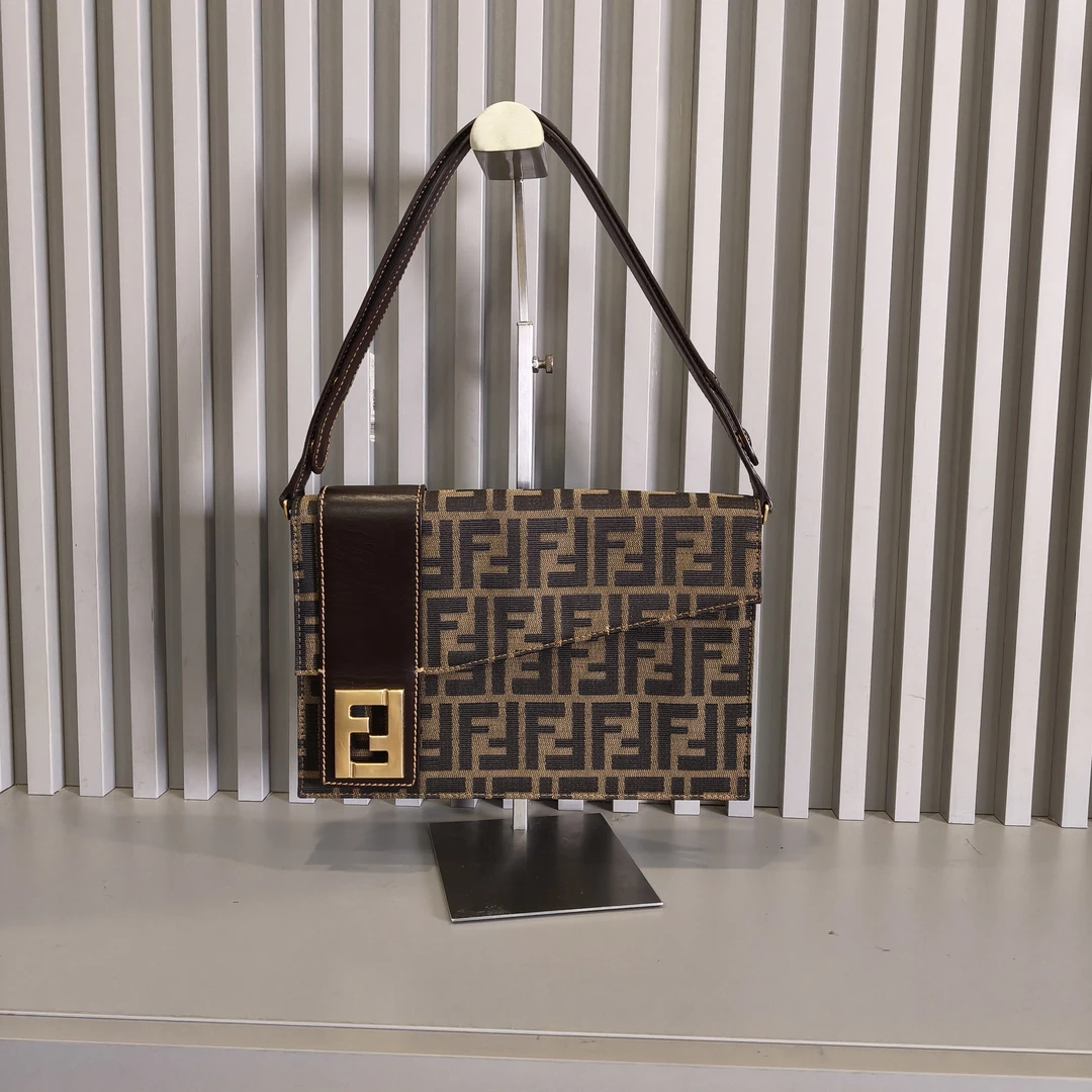 95新 FENDI/芬迪 暮野xy/芬迪斜挎/15061
