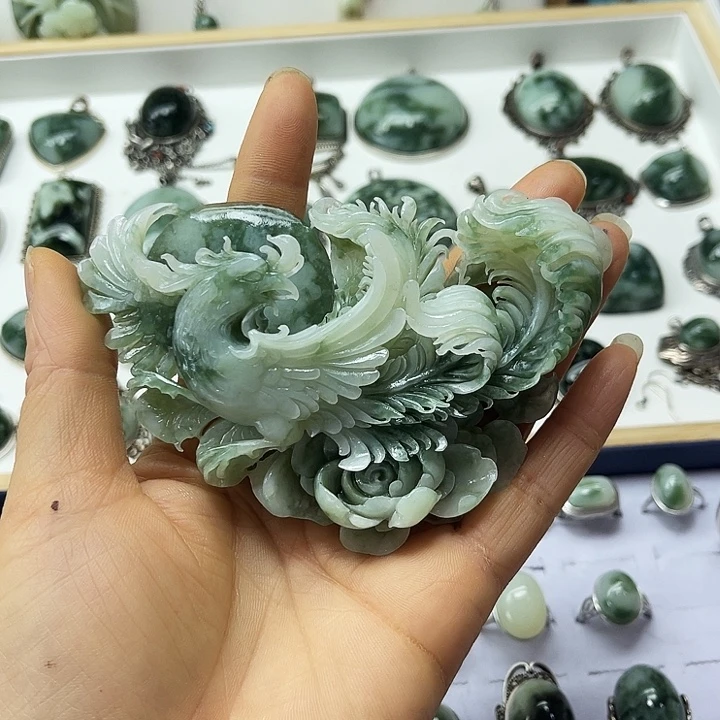 透闪石-蛇纹石玉未镶嵌颈饰