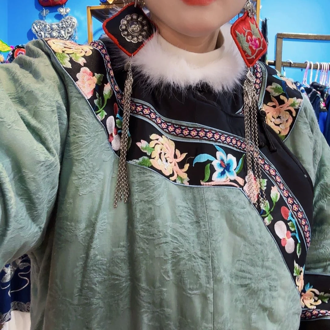 织绣衣服。           c