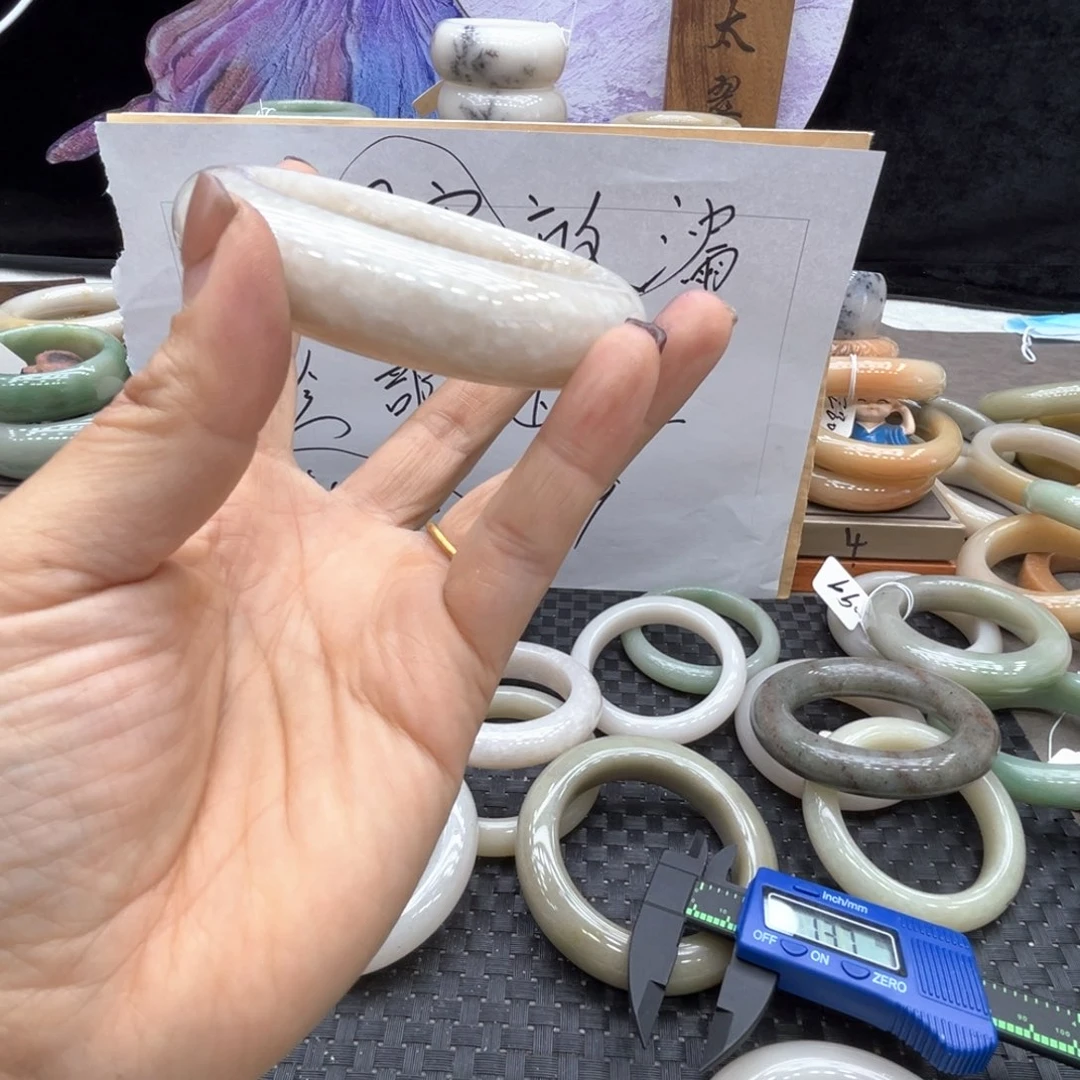 溪***石英质玉未镶嵌手镯