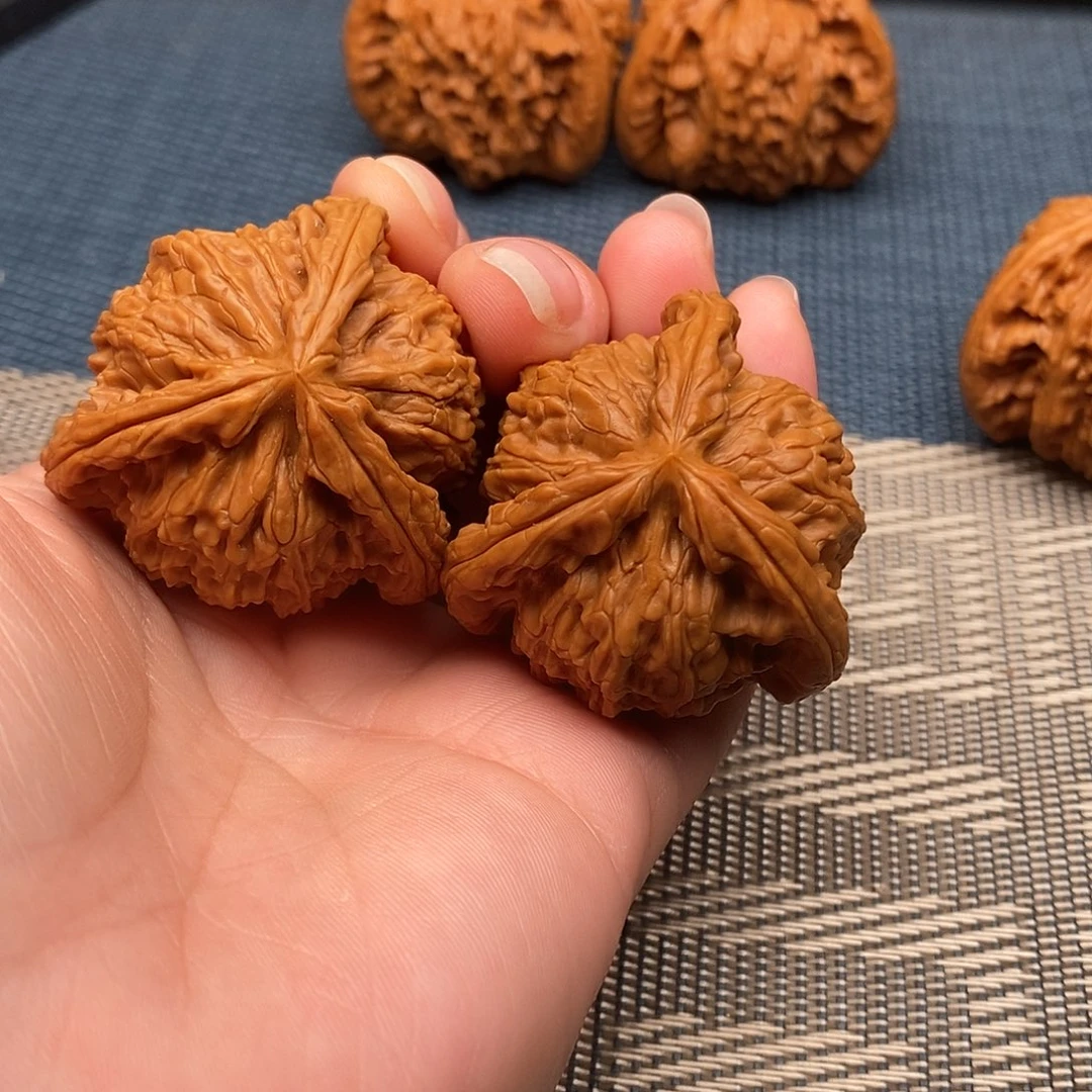 半***两文玩核桃吊坠三棱