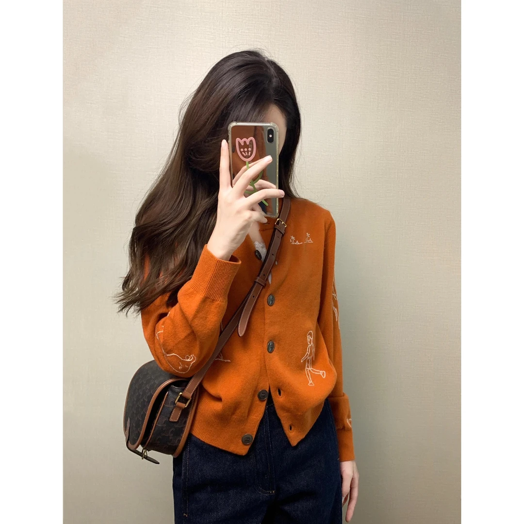 减龄圆领单排扣针织开衫女款休闲长袖卡通图案设计上衣牛仔裤套装