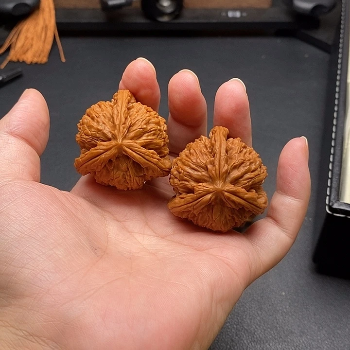 文玩核桃把件白奔