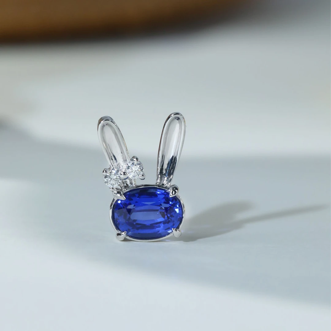 培育蓝宝石【三隆珠宝】#2117 铂金PT950兔子培育蓝宝石吊坠灵动