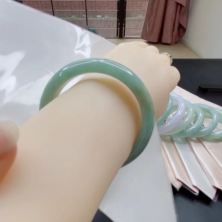 翡翠手镯未镶嵌手镯