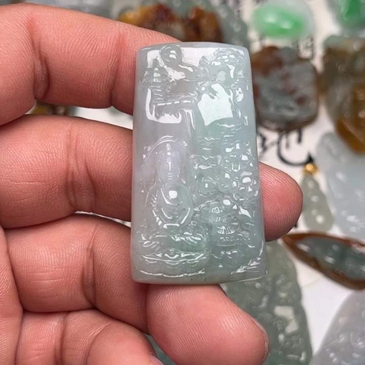 翡翠未镶嵌颈饰山水观音