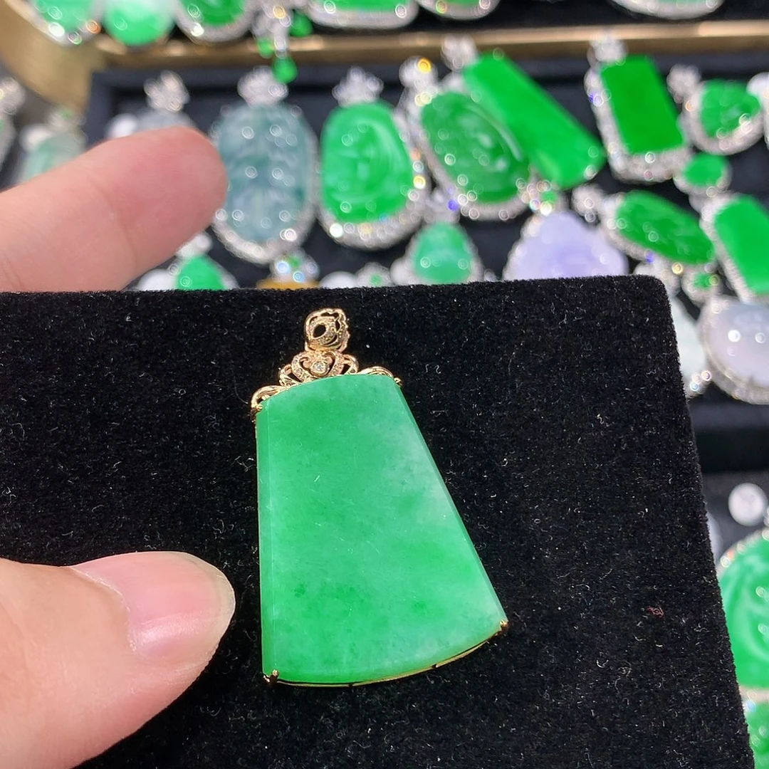 翡翠18K金镶嵌颈饰