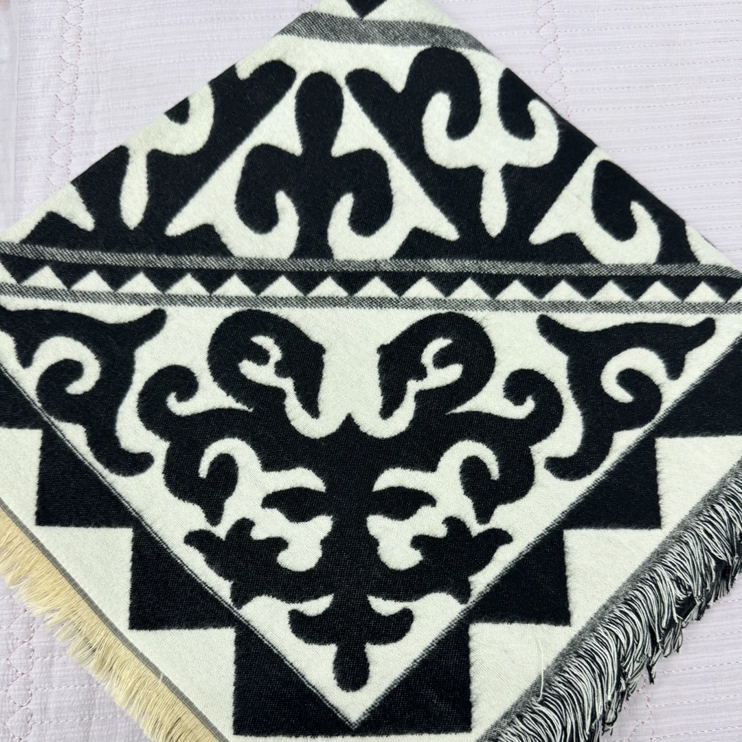 厚款双面保暖不掉色披肩成人围巾秋冬冬季羊绒黑白经典女民族风