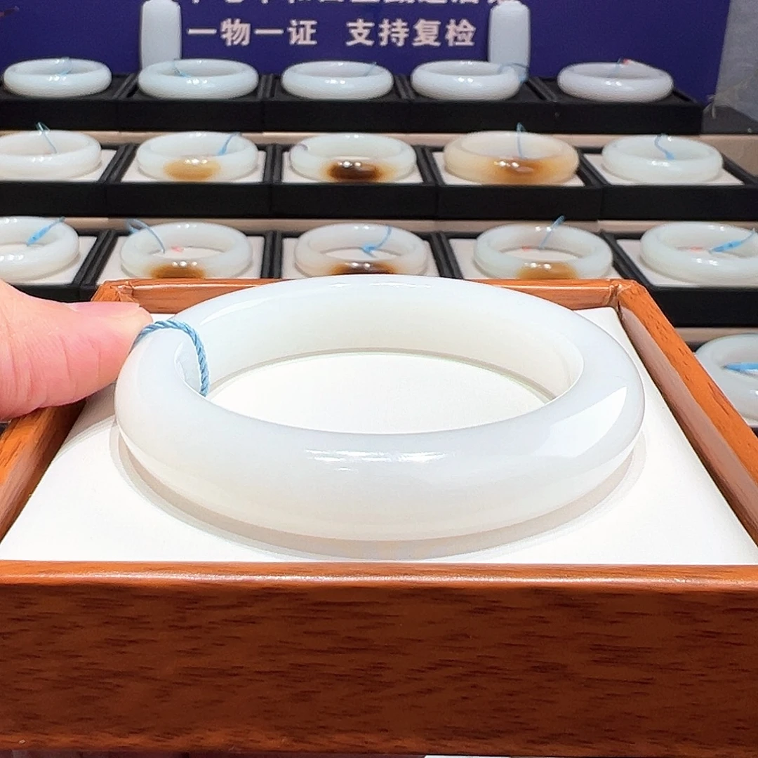 东***果和田玉未镶嵌手镯