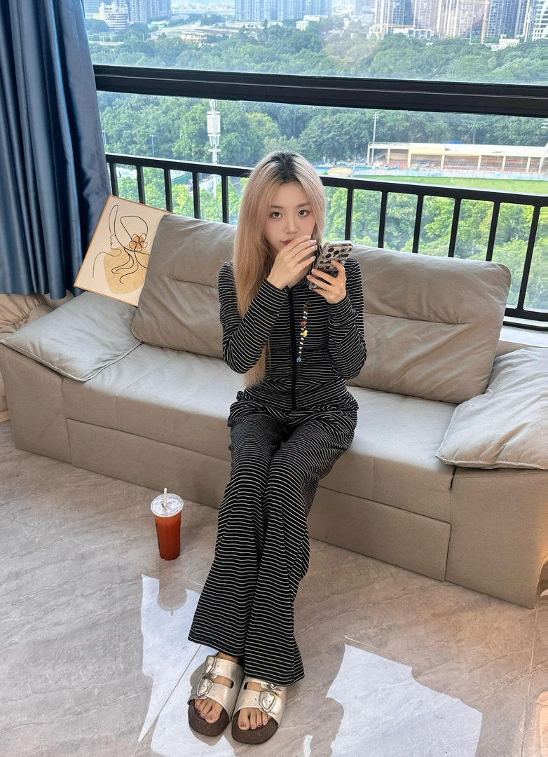 百搭休闲运动服套装女春秋新款时尚减龄连帽条纹外套阔腿裤两件套