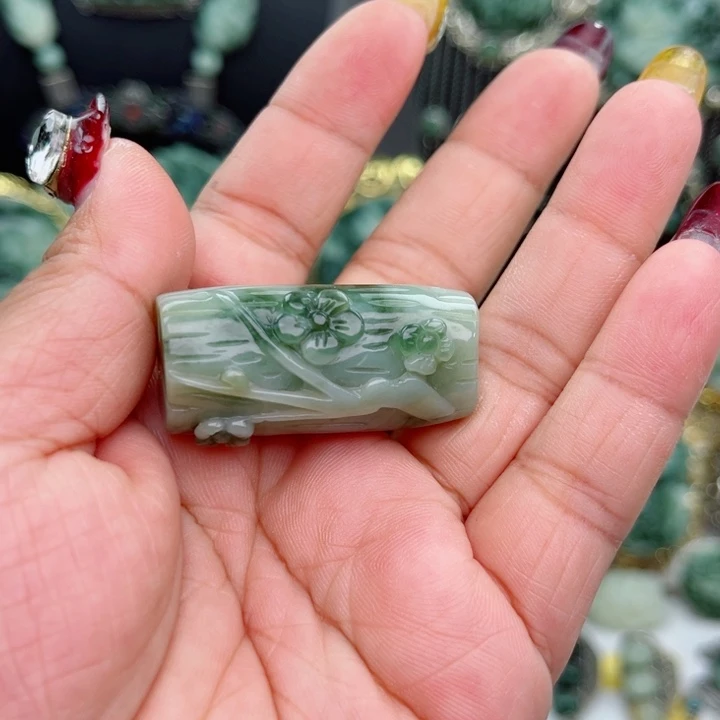 透闪石-蛇纹石玉未镶嵌颈饰