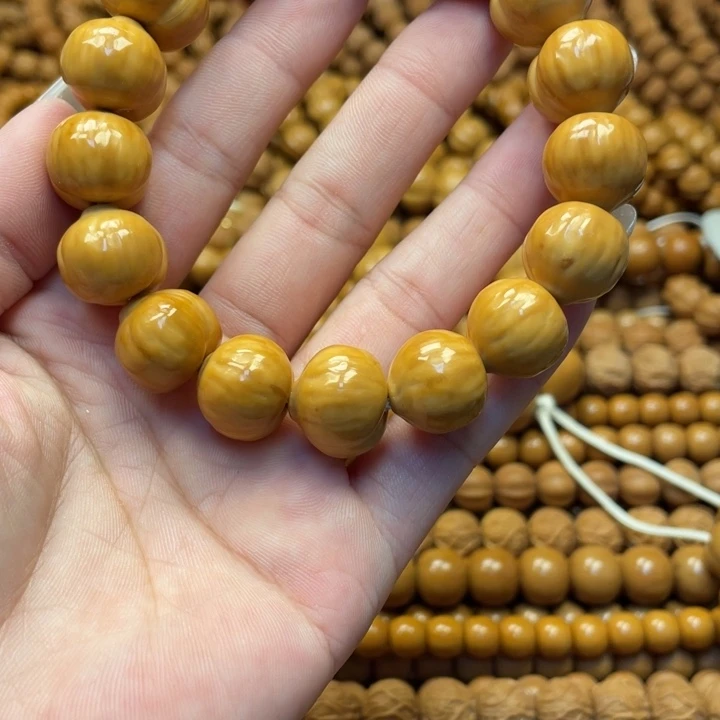 可***期核桃微瑕亮面屁桃手串