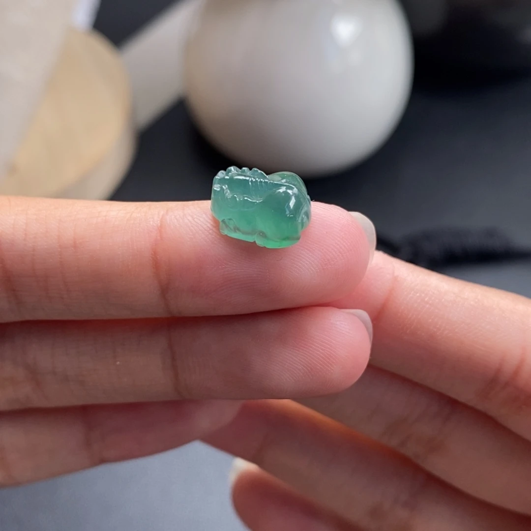 翡翠裸石晴绿貔貅