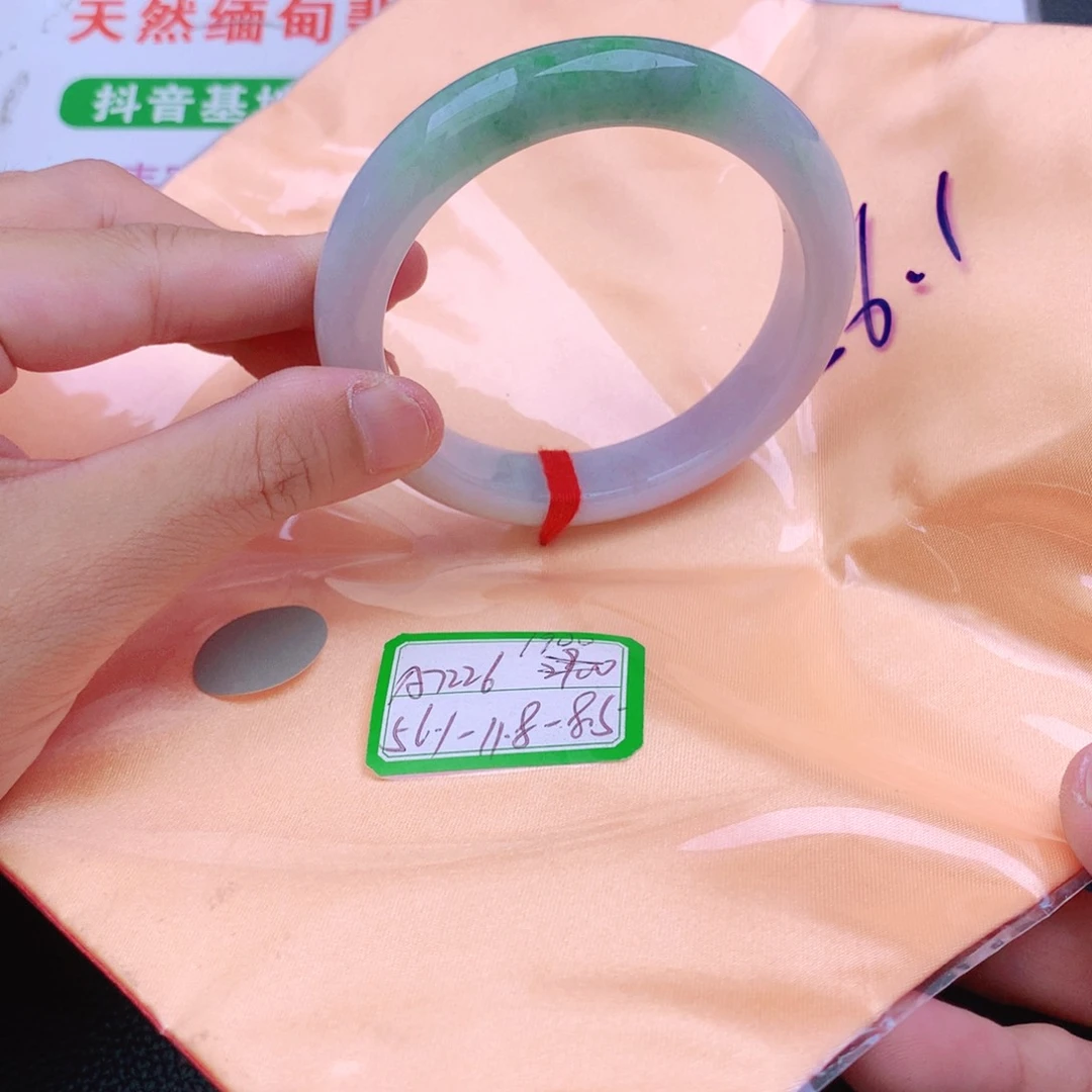 翡翠手镯未镶嵌翡翠