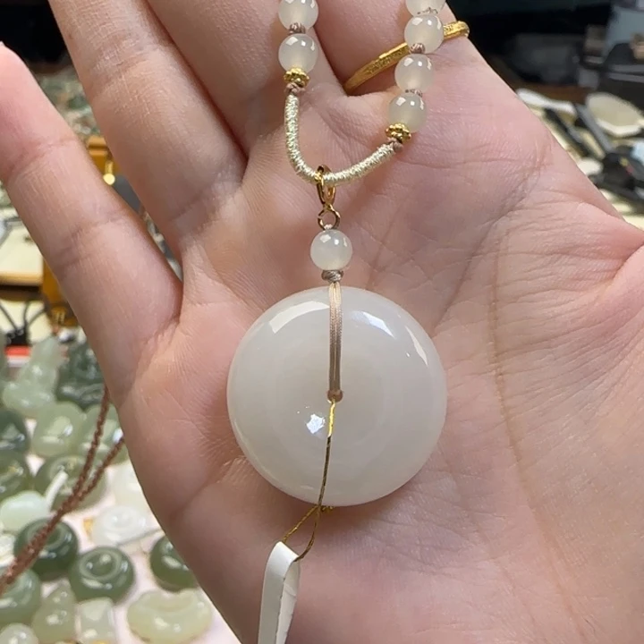 神***乐和田玉未镶嵌颈饰