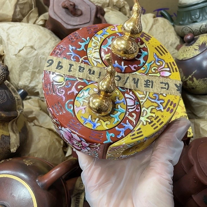 茶壶紫砂原矿泥料，手工制作的一把紫砂壶。