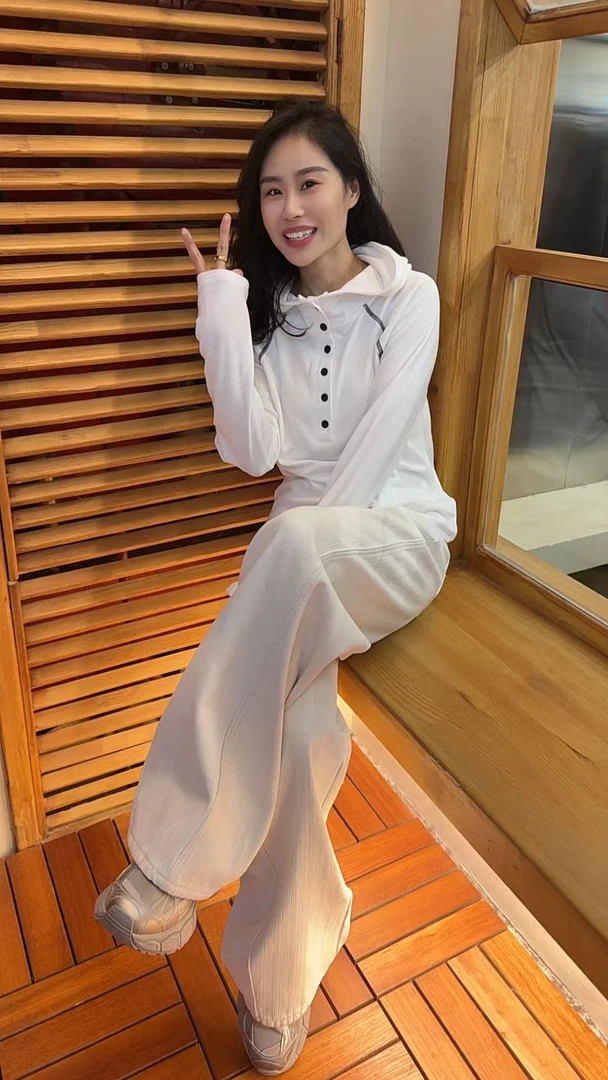 Miss huo 磨毛连帽单排扣打底 A 白色 769