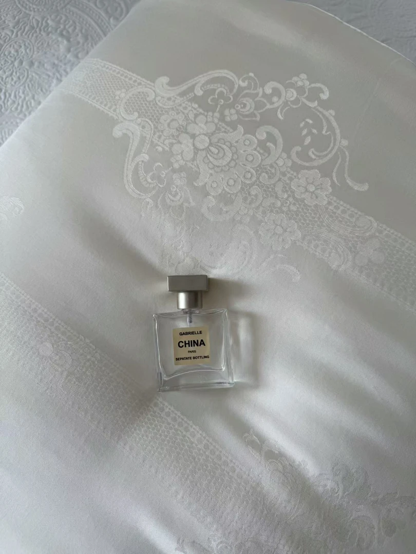 梦洁-Mei-高端简约轻奢高档亲肤透气保暖被芯春秋被冬被