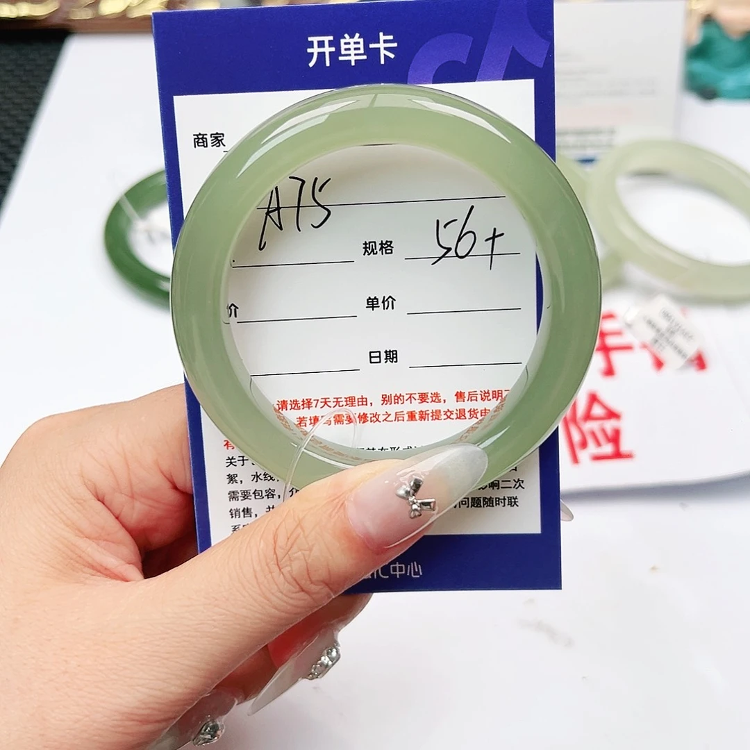 和田玉手镯未镶嵌陈**姐